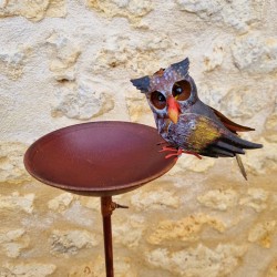 Pic de jardin décoratif, mangeoire, bain d'oiseaux en fer chouette coloré vue proche 