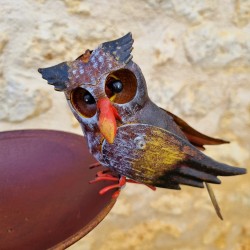 Pic de jardin décoratif, mangeoire, bain d'oiseaux en fer chouette coloré vue proche de la chouette 