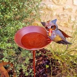 Pic de jardin décoratif, mangeoire, bain d'oiseaux en fer chouette coloré photo de mise en scène 