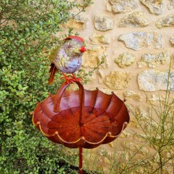 Mangeoire style parapluie sur pic métal avec oiseau décoratif vert mise en scène 