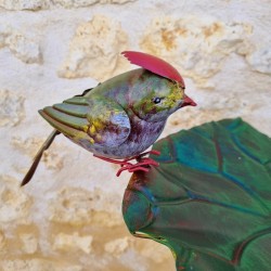 Mangeoire en métal forme de feuille verte avec oiseau 133x38 vue de l'oiseau en détail 