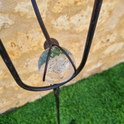 Mobile de jardin en fer motif corbeau pic et tuteur équilibré vue du contrepoids en verre bullé 