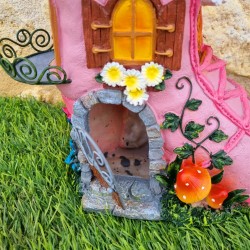 Maison des fées botte rose en résine vue de la porte 