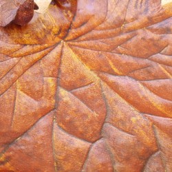 Mangeoire en forme de feuille couleur rouille patiné jaune