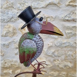 Mobile de jardin en fer motif corbeau à grand bec coloré pic et tuteur équilibré vue du corbeau en détails