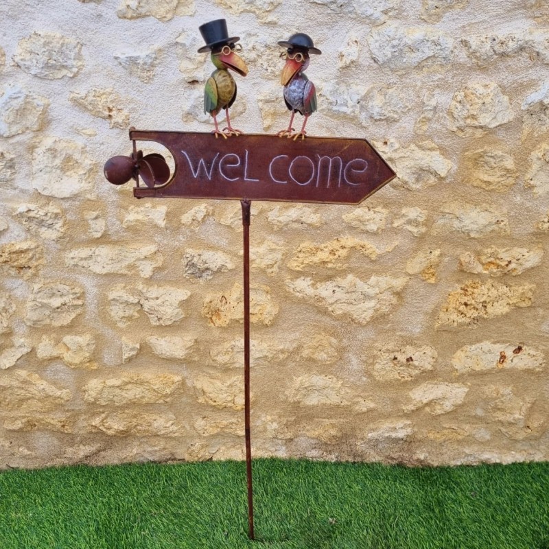 Mobile décoratif en métal avec panneau Welcome et oiseaux chapeautés.