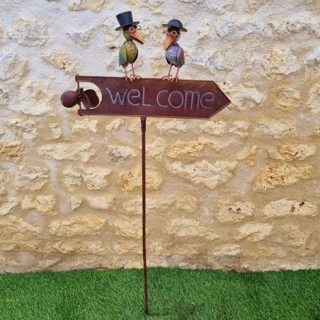 Mobile décoratif en métal avec panneau Welcome et oiseaux chapeautés.
