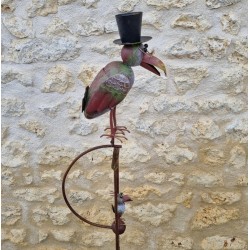Mobile de jardin en fer motif corbeau coloré et son corbillat pic et tuteur équilibré