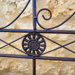 Grille, bordure en fer fleur de lys marron