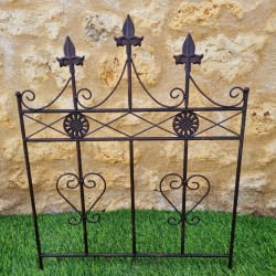 Grille, bordure en fer fleur de lys marron