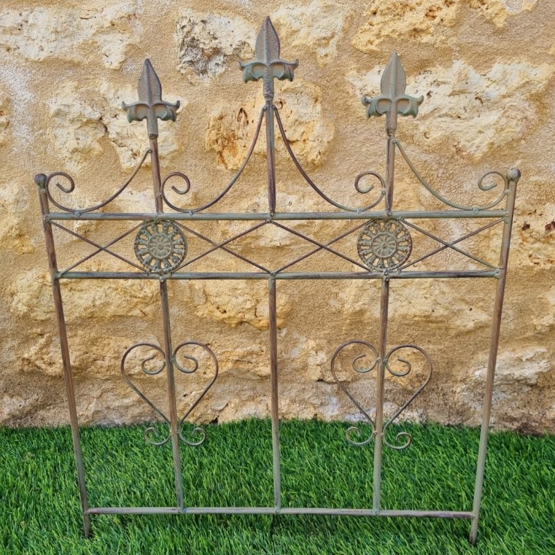 Grille, bordure en fer fleur de lys vert