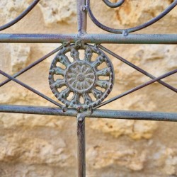 Grille, bordure en fer fleur de lys vert