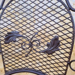 Salon de jardin fer forgé 2 places bistro pliable marron patiné vue du motif de la chaise 