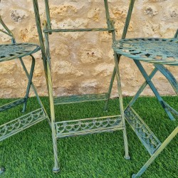 Salon de jardin bistro fer et fonte patinée vert pliable vue du piètrement de la table 