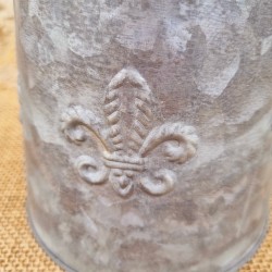 Broc décoratif style ancien gris fleur de lys