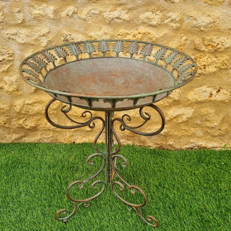 Bain d'oiseaux, mangeoire en fer sur trépied arabesques vert bordeaux aspect ancien 79,90 € LEZARD DU JARDIN