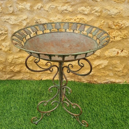 Bain d'oiseaux, mangeoire en fer sur trépied arabesques vert bordeaux aspect ancien 79,90 € LEZARD DU JARDIN