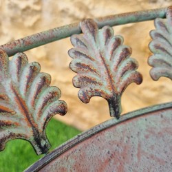 Bain d'oiseaux, mangeoire en fer sur trépied arabesques vert bordeaux aspect ancien 79,90 € LEZARD DU JARDIN