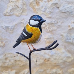 Oiseau décoratif sur pic jaune