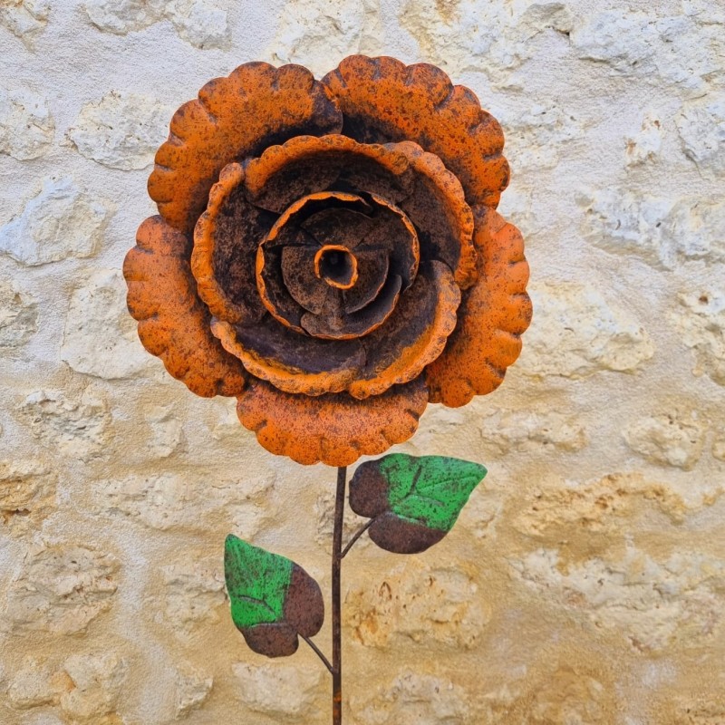 Fleur orange avec feuilles