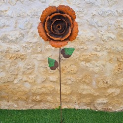 Fleur orange avec feuilles