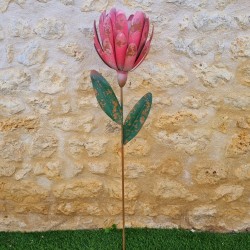 Fleur rose avec feuilles