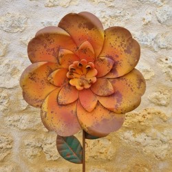 Fleur orange et marron avec feuilles