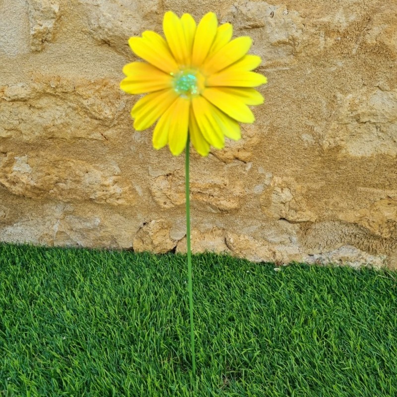 Fleur en fer jaune centre paillettes 8,90 € LEZARD DU JARDIN
