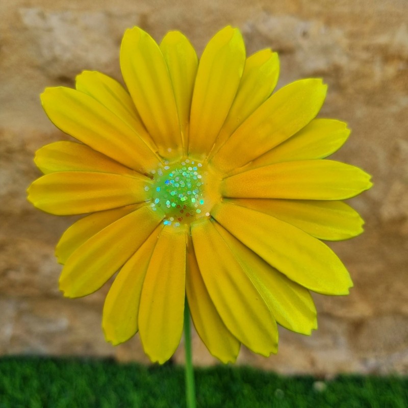 Fleur en fer jaune centre paillettes 8,90 € LEZARD DU JARDIN