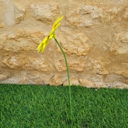 Fleur en fer jaune centre paillettes 8,90 € LEZARD DU JARDIN