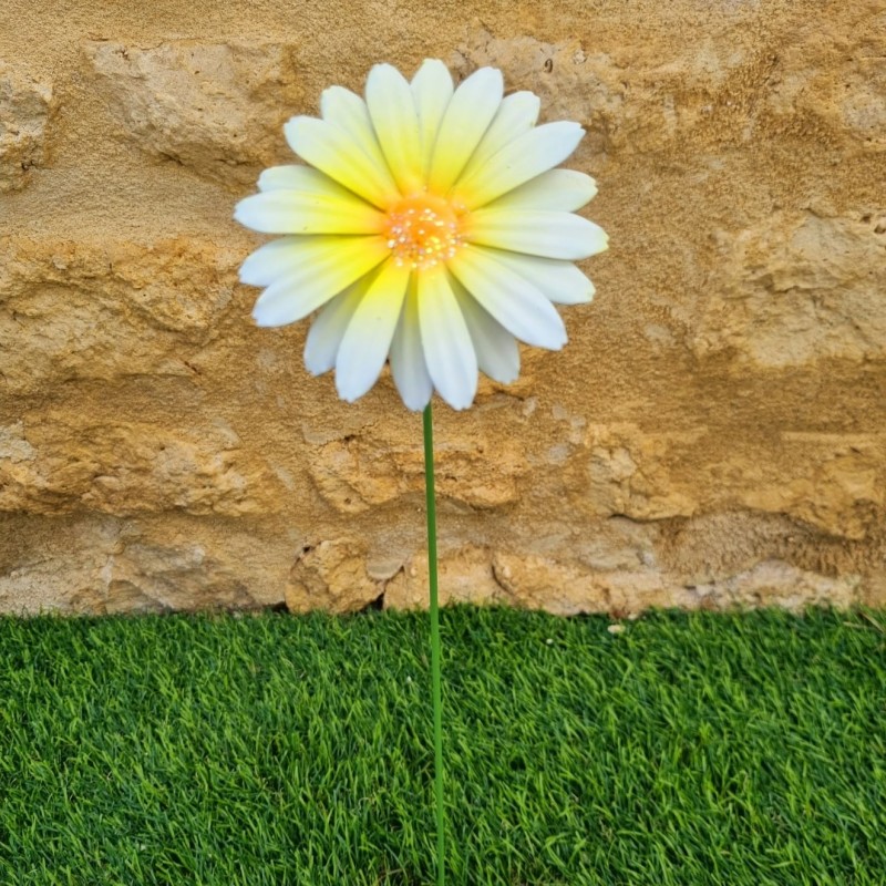 Fleur en fer orange jaune et blanche centre paillettes 8,90 € LEZARD DU JARDIN