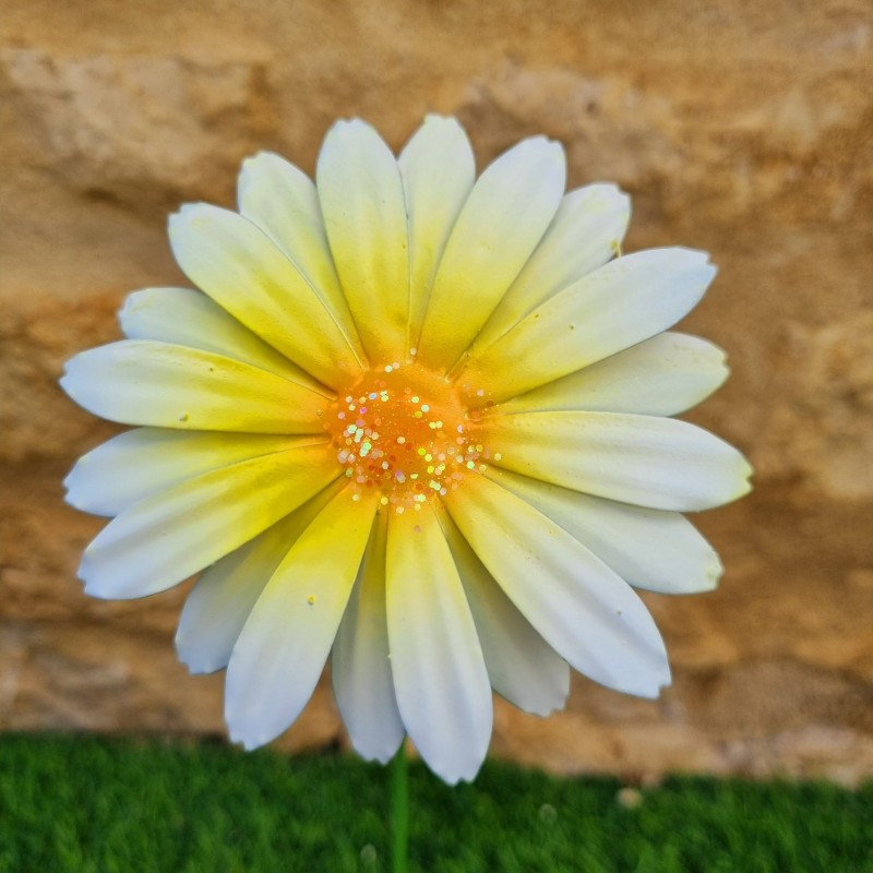 Fleur en fer orange jaune et blanche centre paillettes 8,90 € LEZARD DU JARDIN