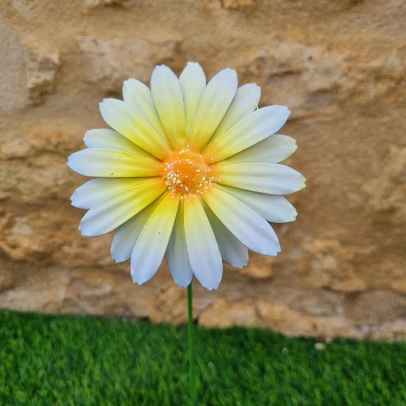 Fleur en fer orange jaune et blanche centre paillettes 8,90 € LEZARD DU JARDIN