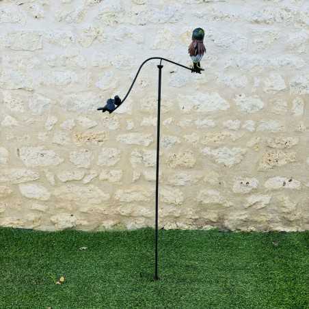 mobile de jardin oiseau vue de dos