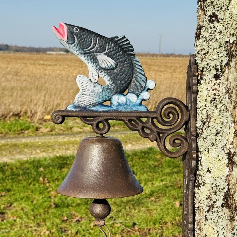 Cloche murale en fonte installée sur un mur de jardin