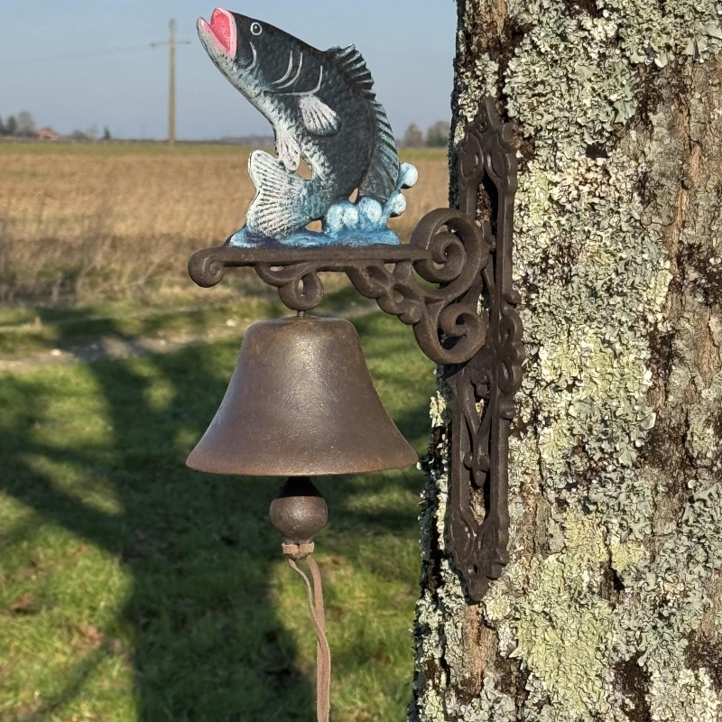 Vue rapprochée de la cloche en fonte et de sa corde de 30 cm