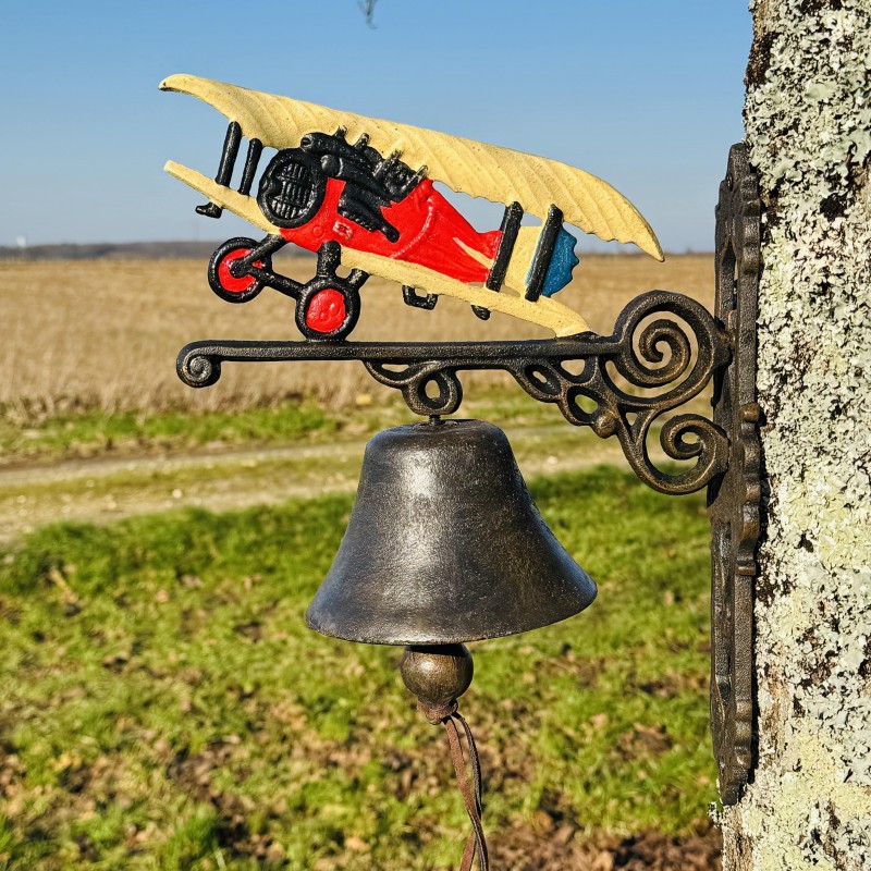 grande cloche avec avion vue de près