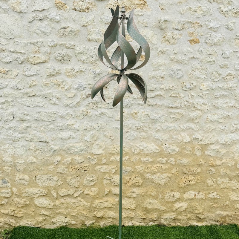 Vue complète de l’éolienne Montsoreau, parfaite pour un jardin raffiné et apaisant