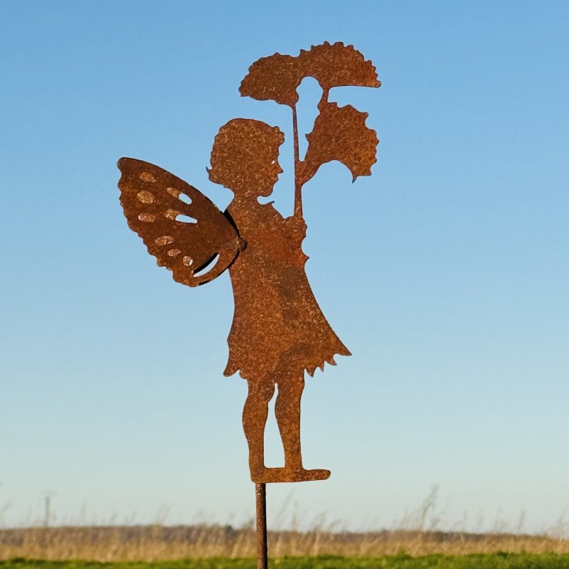 Détail des ailes et du bouquet du personnage féerique en métal rouillé