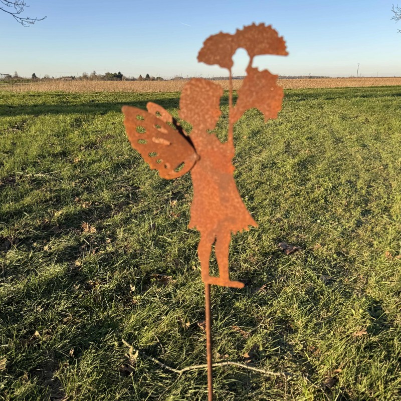 Tuteur en métal rouillé avec un design poétique pour sublimer vos massifs floraux