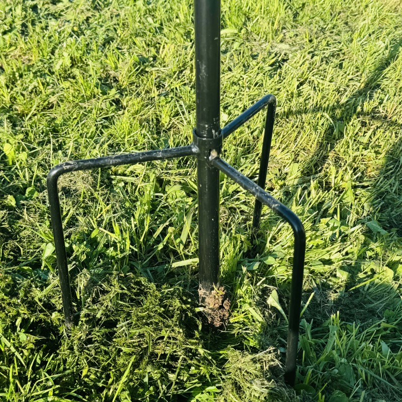 Éolienne de Jardin Cuivrée "Poésie Aérienne" vue l'encrage au sol