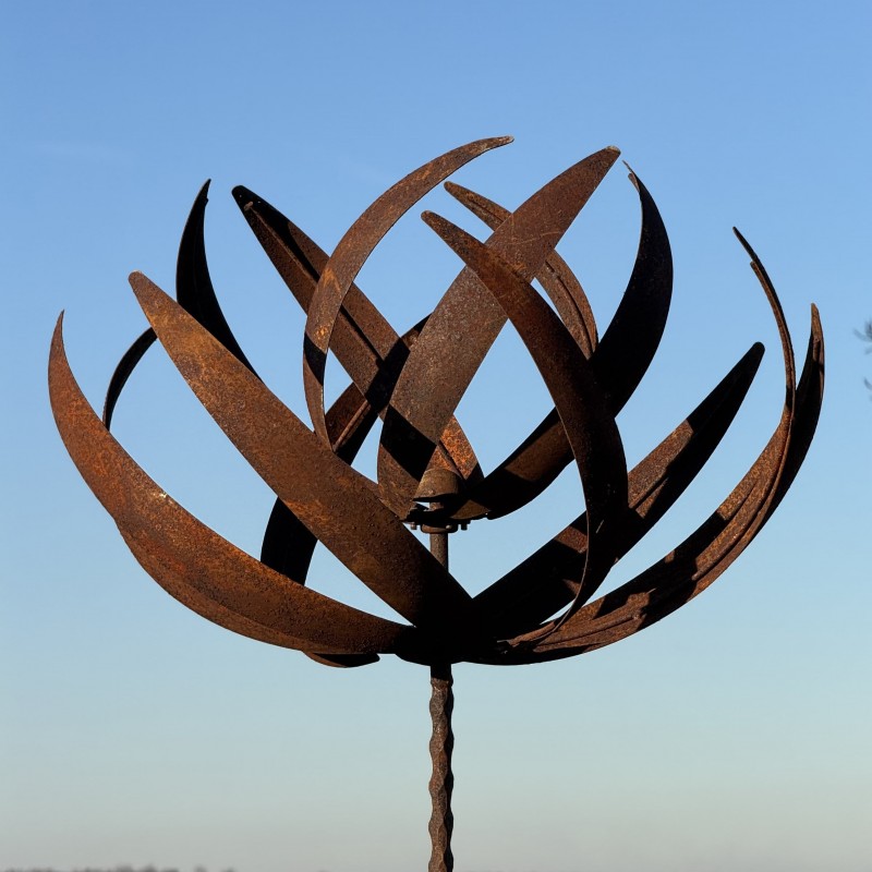 Éolienne en métal rouillé – 220 cm, sculpture dynamique et élégante