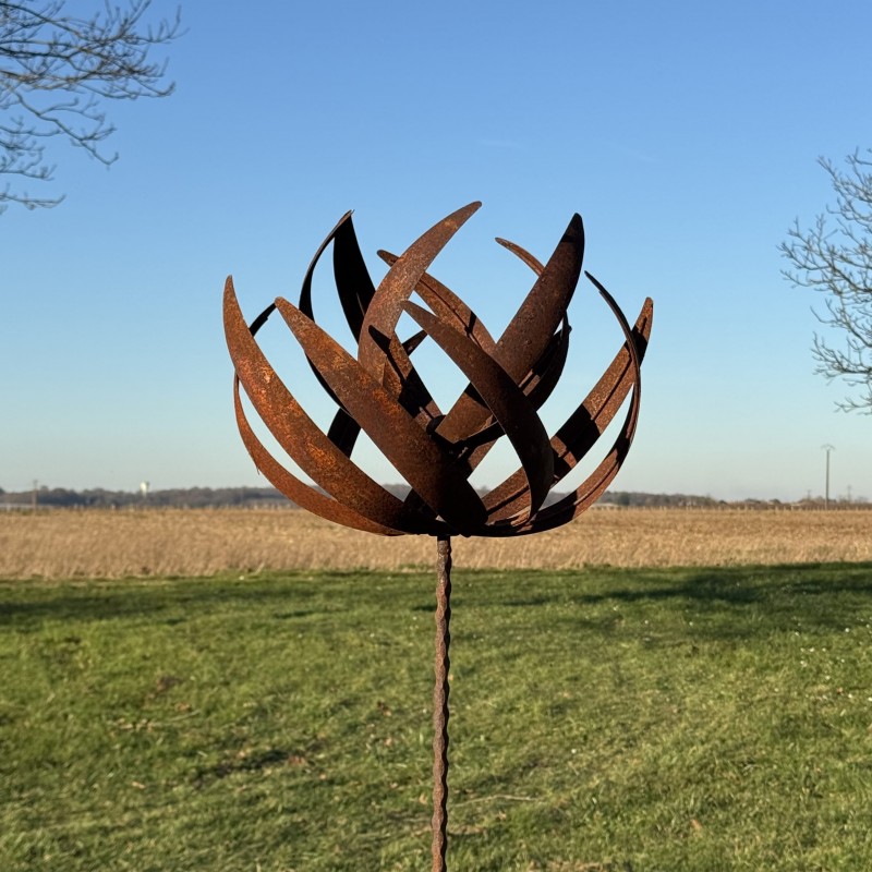 Éolienne décorative en métal avec un design artistique pour le jardin