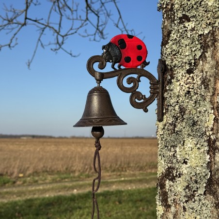 Détail de la coccinelle rouge sur la cloche murale en fonte