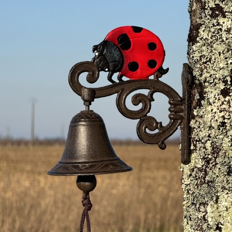 Cloche murale en fonte avec coccinelle – Une touche colorée pour votre entrée