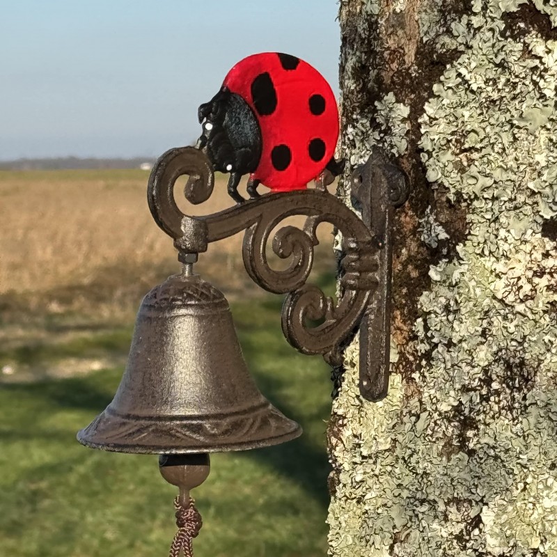 Cloche murale en fonte avec motif de coccinelle vue de côté