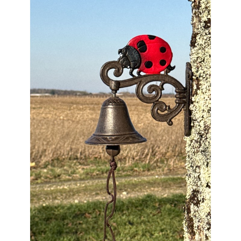 Vue rapprochée de la cloche et de la coccinelle rouge décorative