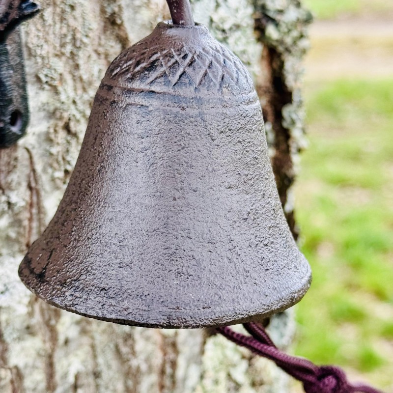 Cloche murale en fonte avec chat noir – vue de la cloche en detail