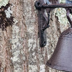 Cloche murale en fonte avec chat noir –  vue des 3 points de fixation