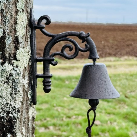 Cloche murale en fonte classique – Élégance et charme rustique vue de près